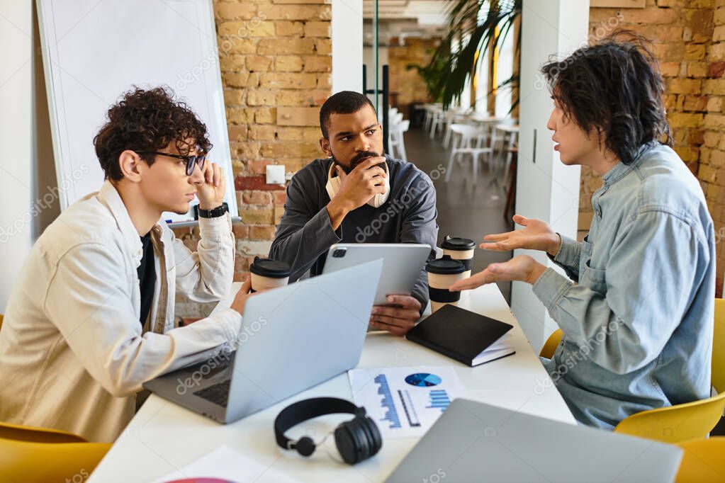 Stretta di mano tra consulente e imprenditore con documenti sul tavolo