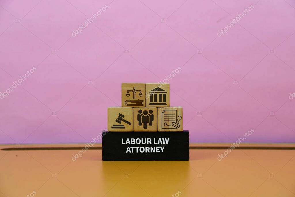 Firma di un accordo professionale su un tavolo di lavoro