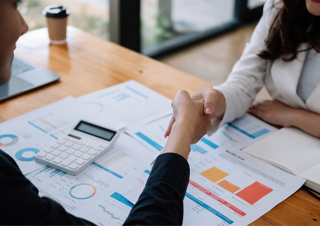 Consulente esperto che confronta dati con un imprenditore